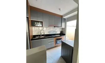 Apartamento térreo com quintal privativo e 2 vagas de garagem