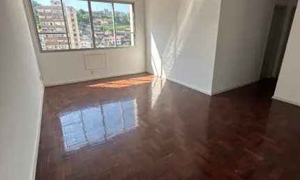 Oportunidade, apartamento com 2 quartos e vaga a 500 mestres da praia.