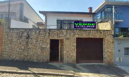 Bela casa com sala 3 ambientes, sendo sala de estar, sala de jantar e tv, com lareira, jardim de inverno