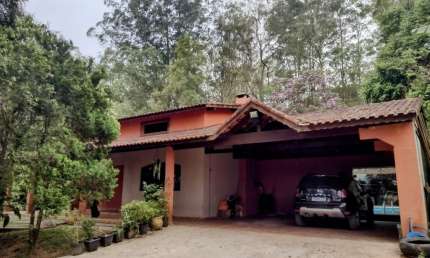 Bela chácara com 3 dormitórios, sendo 1 suíte, sala espaçosa com lareira, piscina - Aceita Permuta!