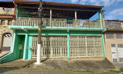 Casa com 294m², 2 dormitórios, sendo 1 suíte, 3 vagas, ótima localização!