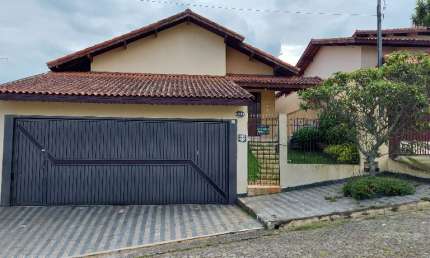 Bela casa com 3 dormitórios, sendo 1 suíte com closet, 3 vagas, quintal, aceita permuta!