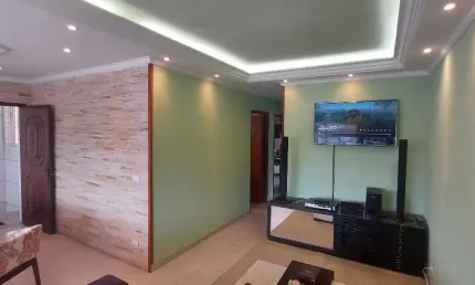 Bela casa no Estância Noblesse com dois dormitórios, sendo 1 suíte com closet, área para churrasqueira, duas vagas de garagem.