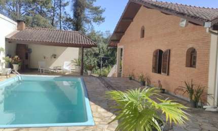 Belíssima casa em localização privilegiada com 4 dormitórios, piscina, área gourmet, 10 vagas.