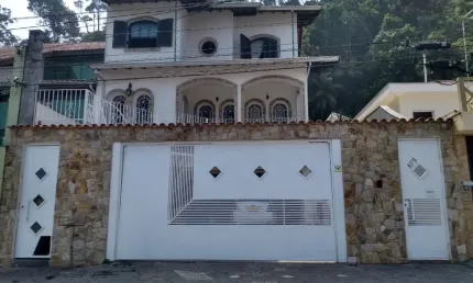 Sobrado alto padrão no Jardim Itacolomy em Ribeirão Pires, em frente ao Complexo Ayrton Senna. Aceita Permuta!