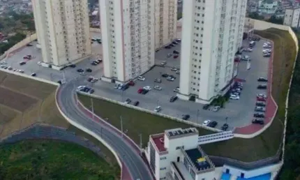 Apartamento com 58 m², 2 dormitórios, sala com sacada, cozinha com armários, área de serviço, 1 banheiro, 1 vaga de garagem.