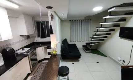 Apartamento duplex cobertura de 94m² fino acabamento, com design moderno, espaço amplo e vista panorâmica.