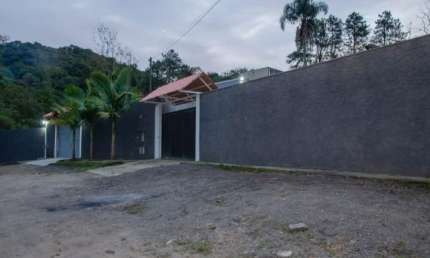 Terreno plaino todo murado com 645 m² em Rio Grande da Serra.