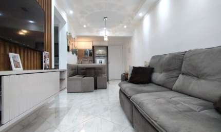 Apartamento com 57 m², 2 dormitórios, sendo 1 suíte, sala com sacada e piso porcelanato,