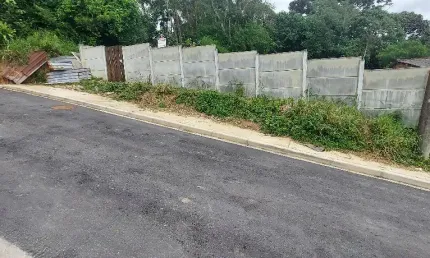 Terreno limpo com 350 metros quadrados e 15 metros de frente