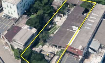 Terreno plano com 1464,05 m² para construção de edifício.