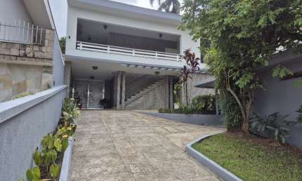 Casa com 3 dormitórios, 2 suítes, 4 vagas, próximo do hospital Ribeirão Pires