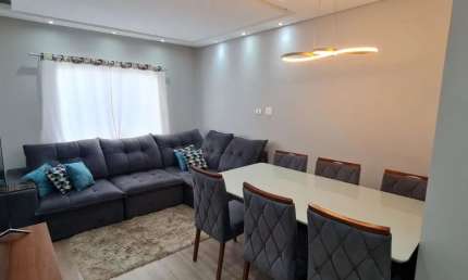 Casa moderna automatizada, com 2 suítes, área com churrasqueira e 2 vagas de garagem.