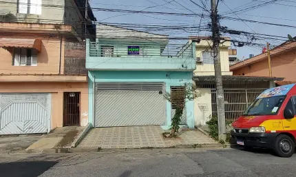 Ótimo sobrado com 4 dormitórios, 2 vagas, bem próximo da estação Guapituba da CPTM.
