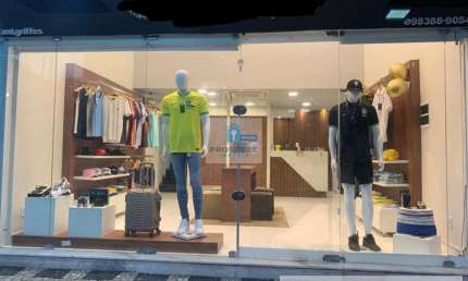 Loja na Barra, frente de rua, no porcelanato, 24m².