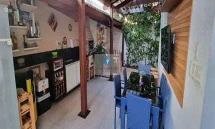 Casa duplex em Stella Maris, área gourmet com churrasqueira, 4 quartos sendo 2 suítes, ar condicionado, 2 varandas e 3 vagas de garagem.