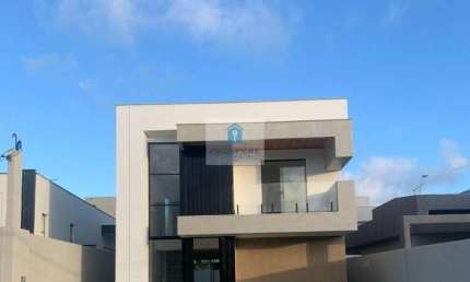 Casa DUPLEX ALTO PADRÃO em Abrantes, 4 quartos, sendo 3 suítes, 4 banheiros, lavabo, 1 sala de estar com pé direito duplo, 1 sala de jantar, 2 vagas de garagem, piscina privativa, área de serviço, des