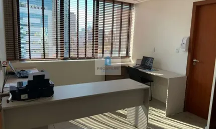 Sala comercial, 46 m², com recepção, sanitário, copa, com forro, iluminação indireta, armários planejados, bancada, ar-condicionado, vaga de garagem.