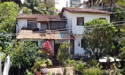 Casa 6 dormitórios sendo 5 suítes, jardim, piscina, 3 vagas, Boca do Rio