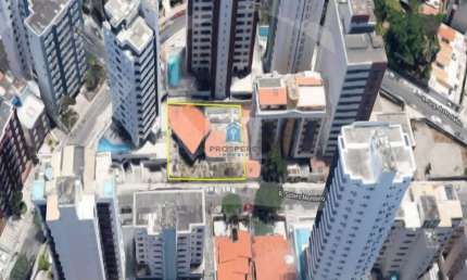 Terreno na Pituba com uma casa, 656 m² com 30,50 m² de frente, 30,50 m² de fundo e 21,30 m² de lateral