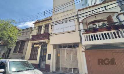 CASA COM 4 DORMITÓRIOS E PÁTIO COM CHURRASQUEIRA NO CENTRO HISTÓRICO