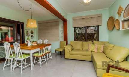 Impecável casa no bairro Medianeira. Living de 3 ambientes com lareira. Com 4 do