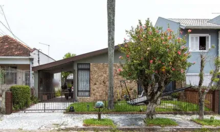Casa térrea, 3 quartos, 2 banheiros, com pátio no Bairro Cavalhada
