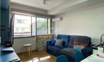 Apartamento em prédio premiado, totalmente montado, no miolo do Menino Deus