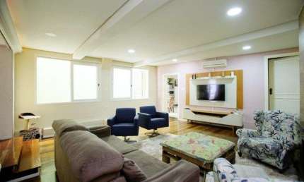 Excelente casa de 235m² com 4 dormitórios e 3 vagas no bairro Azenha.