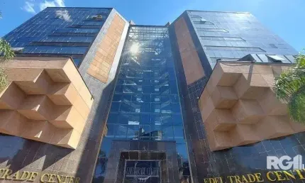EXCELENTE SALA COMERCIAL NA CIDADE BAIXA COM 2 VAGAS ROTATIVAS A VENDA.