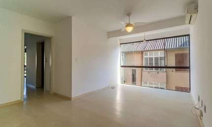 Apartamento com 3 dormitórios e 1 vaga de garagem no bairro Azenha.