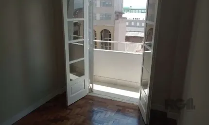Apartamento com 3 quartos, desocupado no centro histórico.