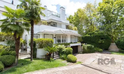 Casa em condominio, mobiliada com 741m² privativos , com 3 suítes- master
