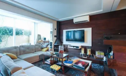 Casa com 327m² de área privativa, oferecendo 3 dormitórios, sendo 3 suítes