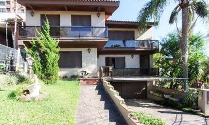 Casa a venda com 03 dormitórios, living 03 ambientes com vista para o Rio.