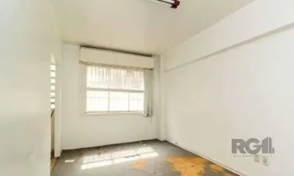 Apartamento de 1 dormitório, Centro Histórico desocupado