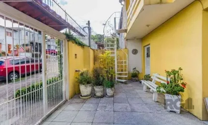 São duas casas no mesmo pátio, com 308,22m² de área construída. Próxima a Av. Te
