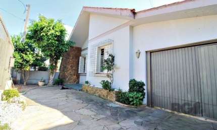 Casa 4 dormitórios, 2 vagas, em rua tranquila próxima a rua Oscar Pereira