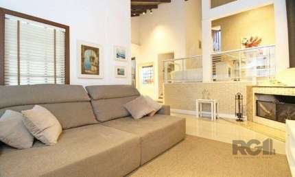 Casa 245m² - 3 dormitórios, 4 vagas no bairro Cavalhada