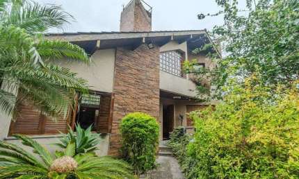 Casa 400m² - 5 dormitórios, 4 vagas no bairro Vila Jardim