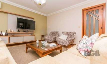 Casa de 380m² - 4 dormitórios, 2 suítes, 4 vagas no bairro Bom Jesus