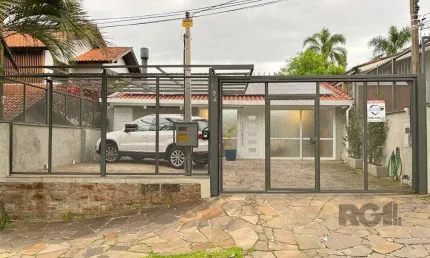 Casa  com Sobrado reformado, de dois pisos, com 3 dormitorios sendo duas  suítes