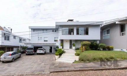 Casa em condominio . com 6 suites, sendo 3 suítes master com closet e hidro.