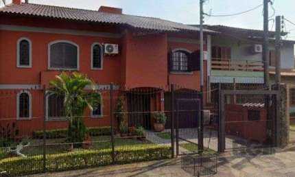 Casa de 04 dormitórios sendo 02 suíte com 03 pavimentos e 03 vagas de garagem.