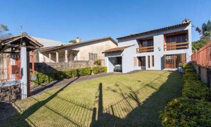 Casa para Venda - 300m², 3 dormitórios, sendo 1 suites, 4 vagas - Tristeza