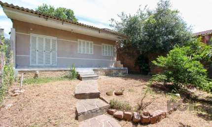Casa com 109m² de área privativa, possui 02 dormitórios, living para 2 ambientes