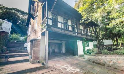 Casa Rústica (Enxaimel) com 3 pisos e pátios amplos.