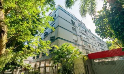 Cobertura de três quartos, suíte e uma vaga de garagem no bairro Higienópolis