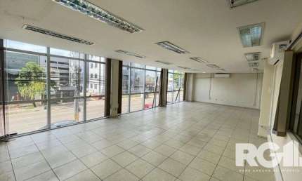 Prédio comercial reformado com auditório e 30 salas equipadas