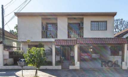Casa de alvenaria, 3 quartos, 1 suíte, 4 banheiros e 5 vagas de garagem.